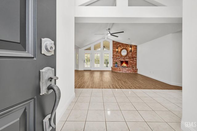9112 Bridlewood Lane, Bakersfield, CA 93311