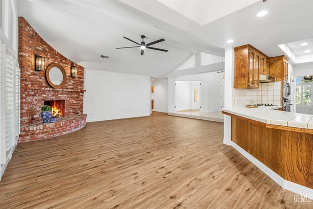 9112 Bridlewood Lane, Bakersfield, CA 93311