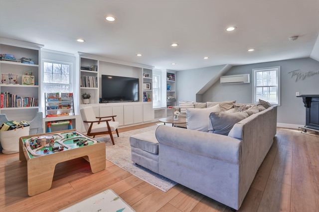 54 Kenoza St, Haverhill, MA 01830