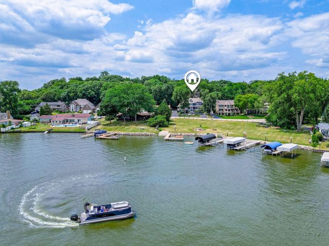 38 N Holly Avenue, Fox Lake, IL 60020