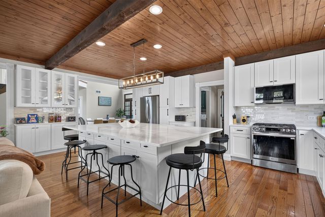 38 N Holly Avenue, Fox Lake, IL 60020