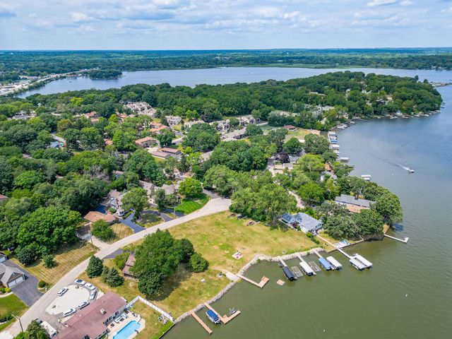 38 N Holly Avenue, Fox Lake, IL 60020