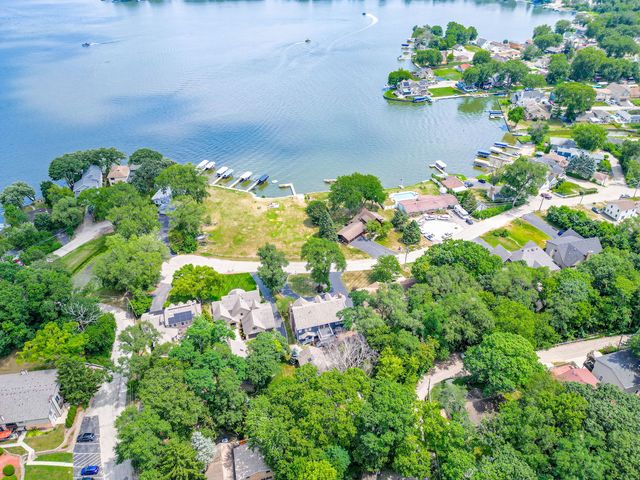 38 N Holly Avenue, Fox Lake, IL 60020
