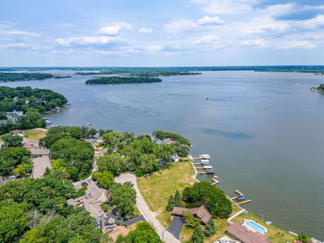 38 N Holly Avenue, Fox Lake, IL 60020