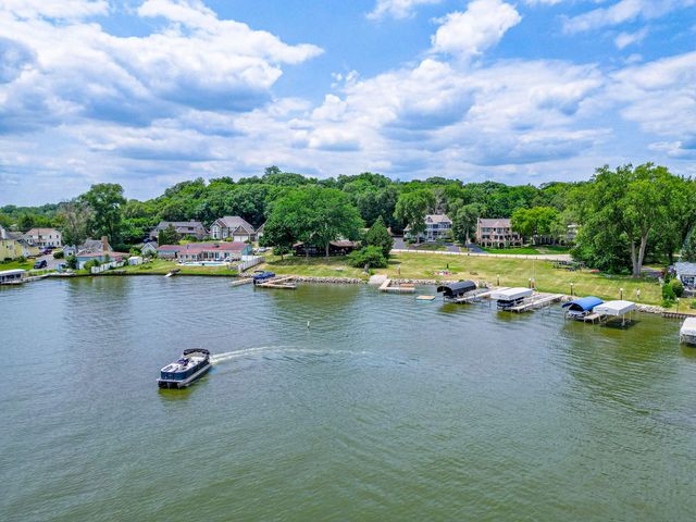 38 N Holly Avenue, Fox Lake, IL 60020