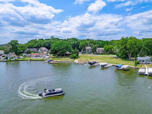 38 N Holly Avenue, Fox Lake, IL 60020