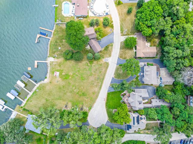 38 N Holly Avenue, Fox Lake, IL 60020