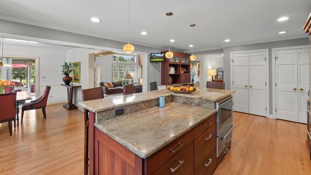 18 S Wynstone Drive, North Barrington, IL 60010