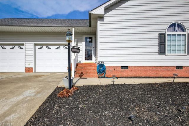 1978 Waccamaw Path, Winston-salem, NC 27127