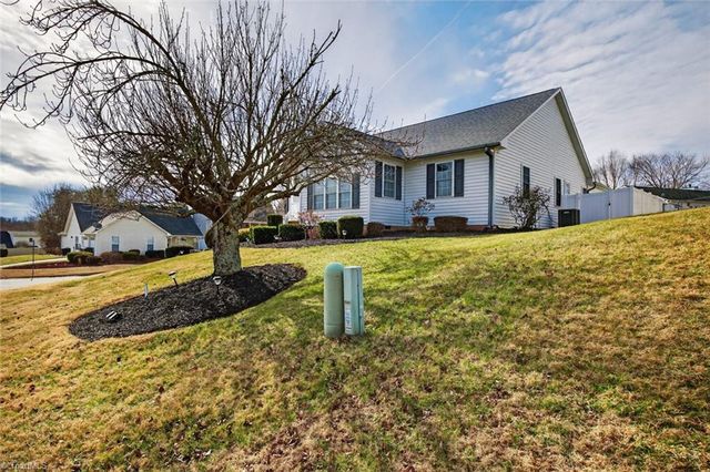 1978 Waccamaw Path, Winston-salem, NC 27127