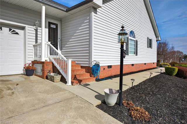 1978 Waccamaw Path, Winston-salem, NC 27127