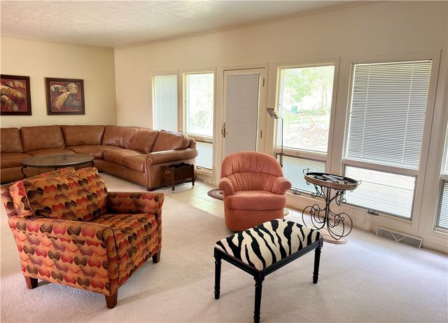 134 St Thomas Dr, Patterson Twp, PA 15010