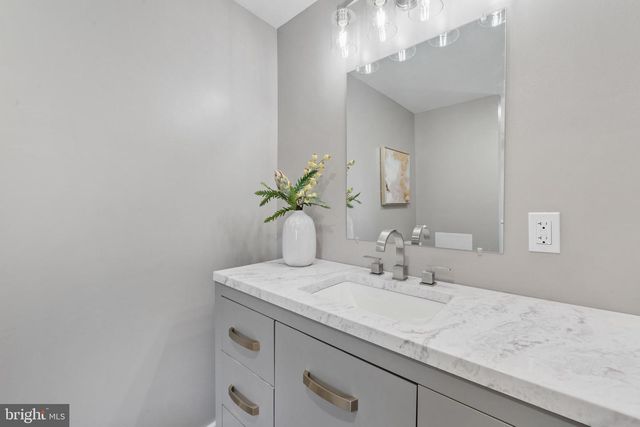 11 HELLUVA HILL LN, Glen Mills, PA 19342