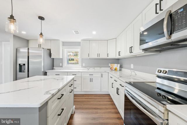 11 HELLUVA HILL LN, Glen Mills, PA 19342