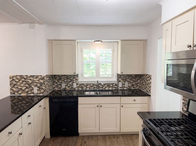 421 N 3rd Street, Jacksboro, TX 76458