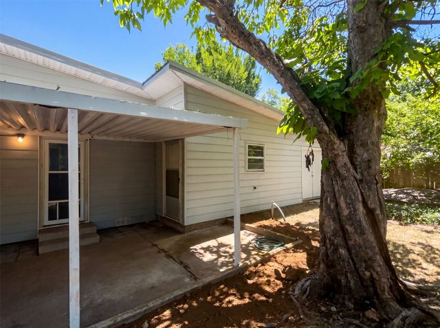 421 N 3rd Street, Jacksboro, TX 76458