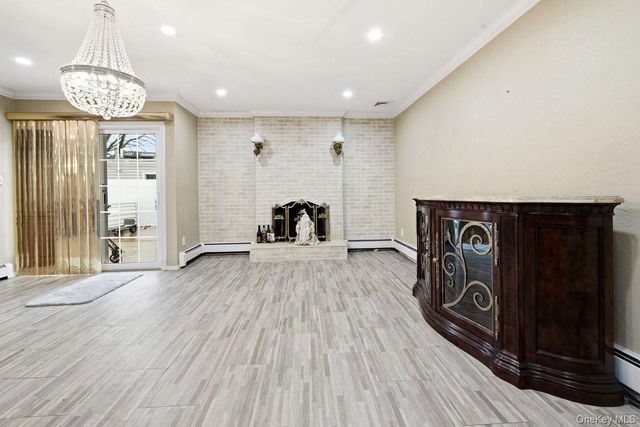 384 Singingwood Drive, Holbrook, NY 11741