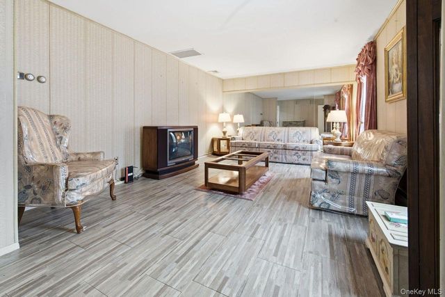 384 Singingwood Drive, Holbrook, NY 11741