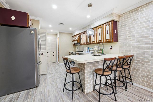 384 Singingwood Drive, Holbrook, NY 11741