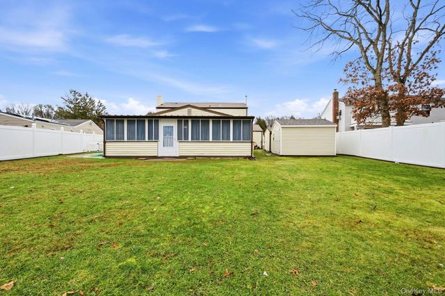 384 Singingwood Drive, Holbrook, NY 11741