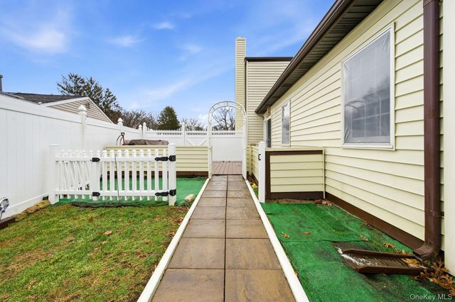 384 Singingwood Drive, Holbrook, NY 11741