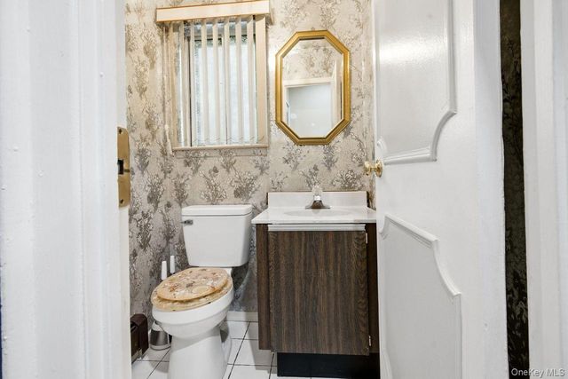 384 Singingwood Drive, Holbrook, NY 11741