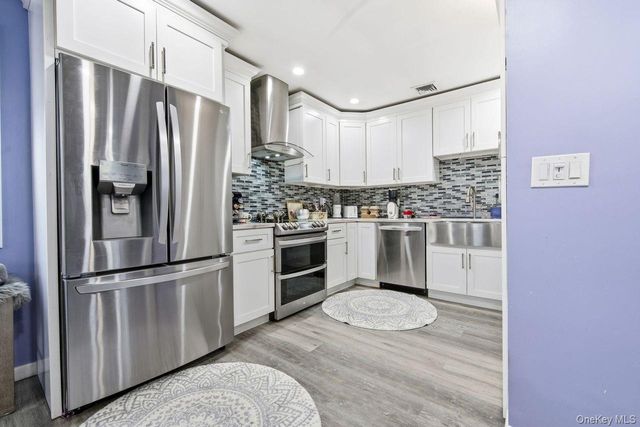 384 Singingwood Drive, Holbrook, NY 11741