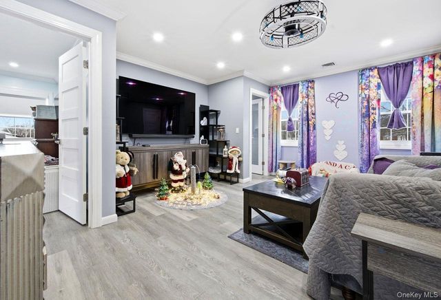 384 Singingwood Drive, Holbrook, NY 11741