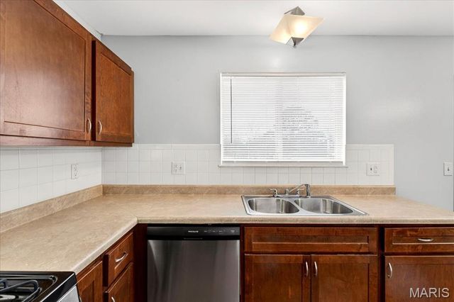 2952 Flower Lane, St Louis, MO 63129