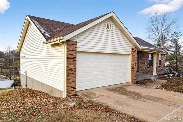 2952 Flower Lane, St Louis, MO 63129