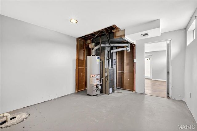 2952 Flower Lane, St Louis, MO 63129