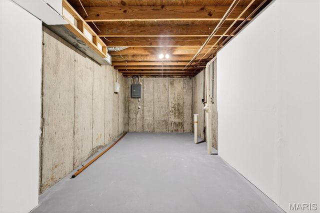 2952 Flower Lane, St Louis, MO 63129