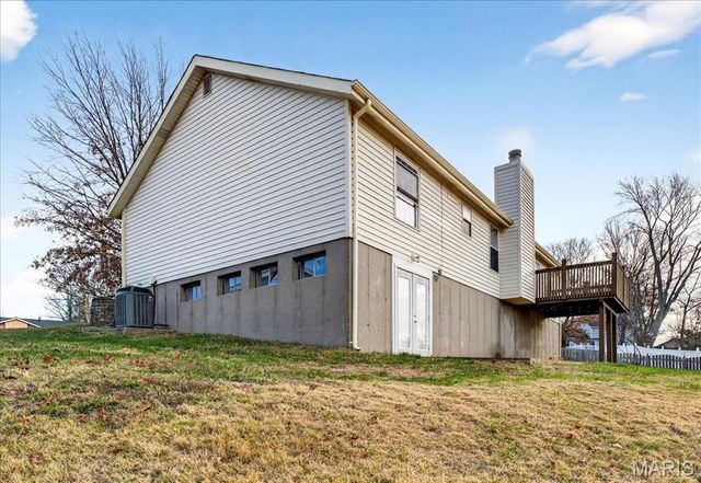 2952 Flower Lane, St Louis, MO 63129