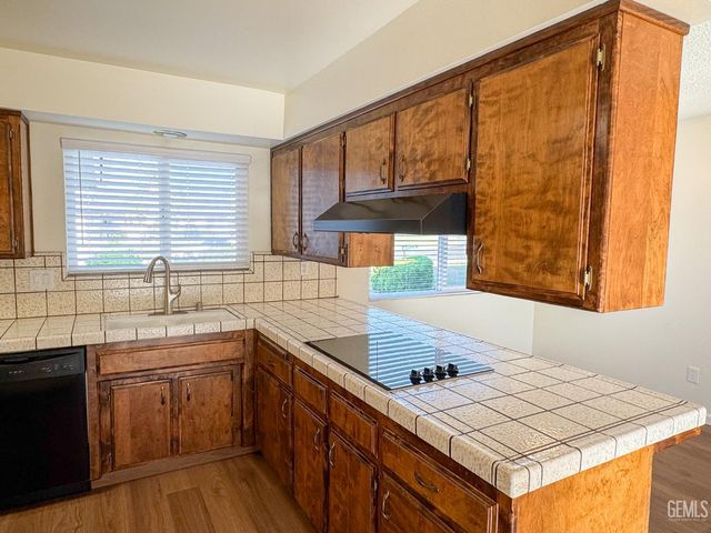 2705 Parkfield Court, Bakersfield, CA 93306