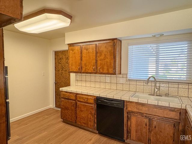 2705 Parkfield Court, Bakersfield, CA 93306