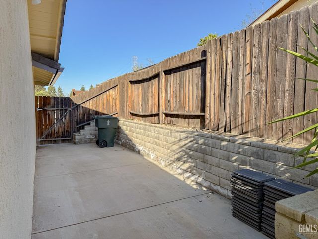 2705 Parkfield Court, Bakersfield, CA 93306