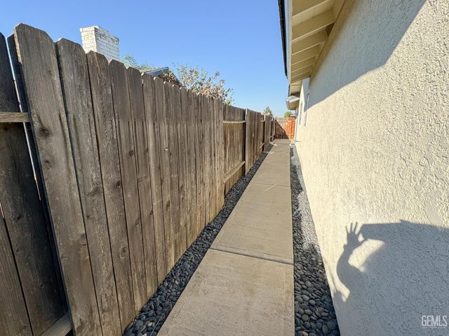 2705 Parkfield Court, Bakersfield, CA 93306