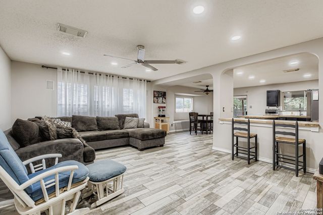 8614 Cross Spring, San Antonio, TX 78251