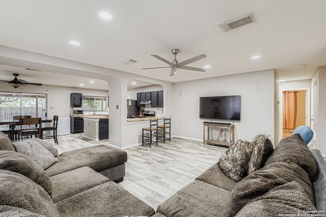 8614 Cross Spring, San Antonio, TX 78251