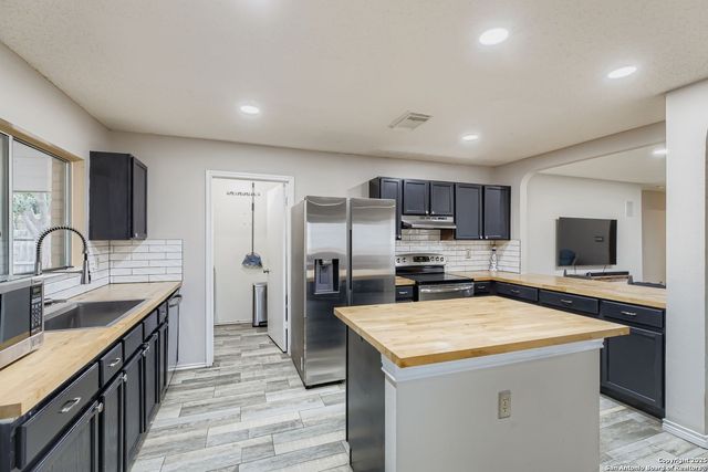 8614 Cross Spring, San Antonio, TX 78251