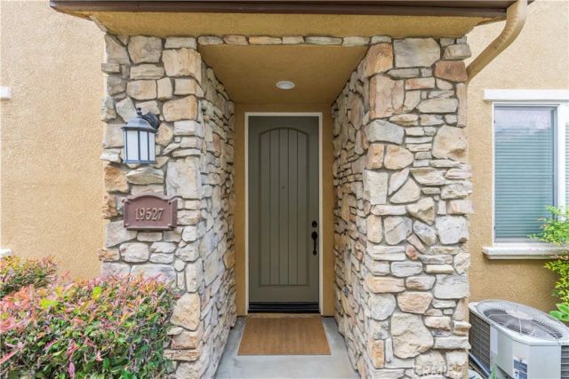 19527 Opal lane, Saugus, CA 91350