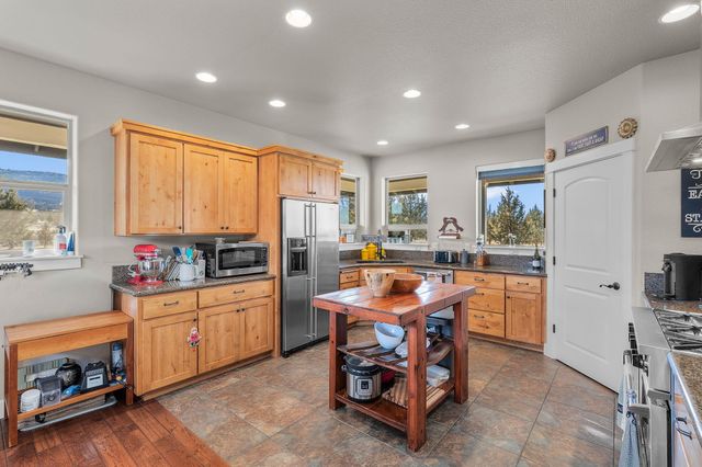 9001 SW Desert Sage Lane, Powell Butte, OR 97753