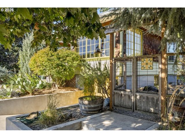 9939 N JERSEY St, Portland, OR 97203