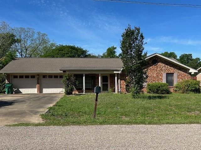 201 Heath Avenue, Madisonville, TX 77864