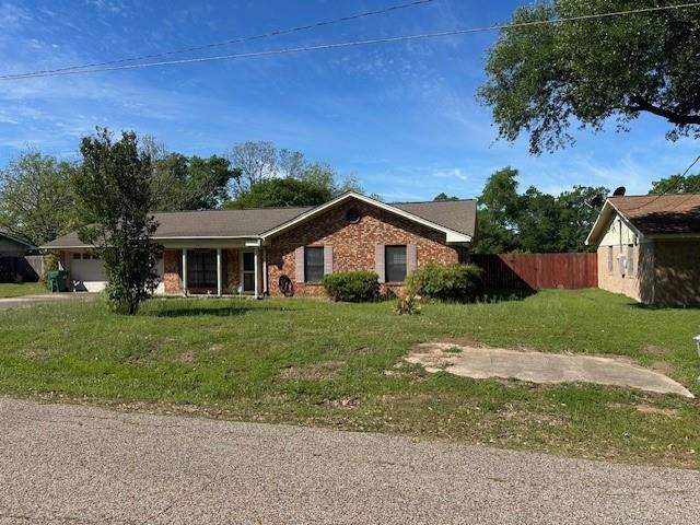 201 Heath Avenue, Madisonville, TX 77864