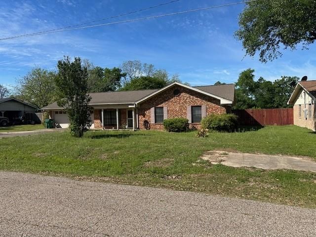 201 Heath Avenue, Madisonville, TX 77864
