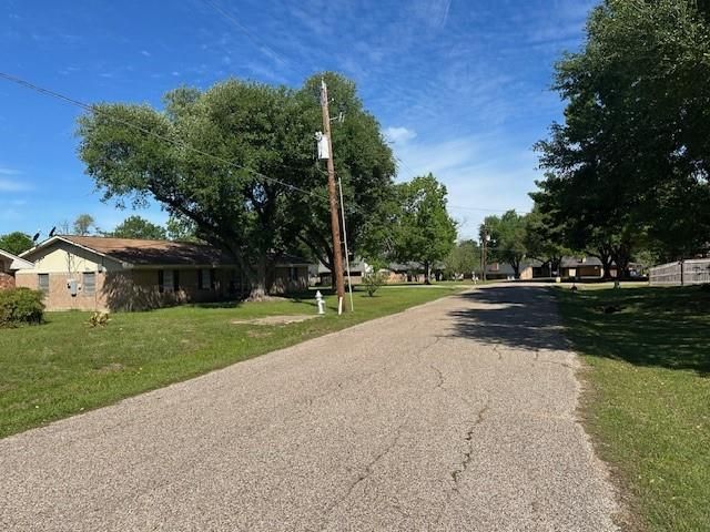201 Heath Avenue, Madisonville, TX 77864