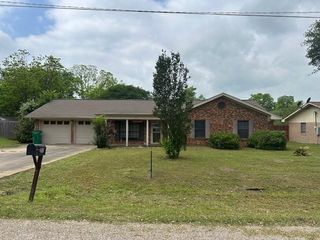 201 Heath Avenue, Madisonville, TX 77864
