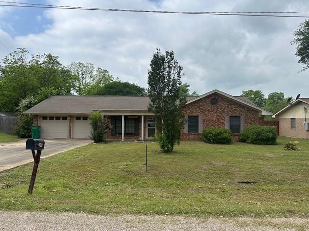 201 Heath Avenue, Madisonville, TX 77864