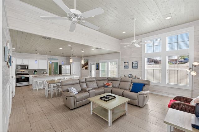 624 Banyan Beach Dr, Port Aransas, TX 78373
